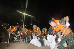 Bộ đội Trung đoàn 2 trắng đêm giúp dân xử lý sự cố Trạm bơm tại Bắc Giang